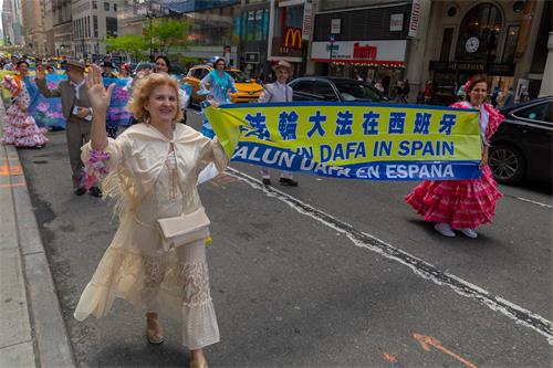 图1~5:各族裔法轮功学员身着民族服饰参加在纽约曼哈顿的盛大游行。