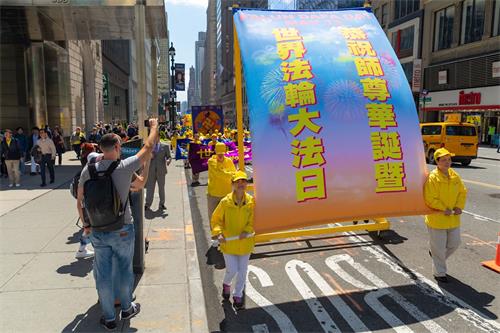 '图1~6:二零一九年五月十六日,来自世界各地万名法轮功学员聚集在纽约,举办盛大游行集会,庆祝世界法轮大法日。图为正走在曼哈顿中城42街上的游行队伍。'