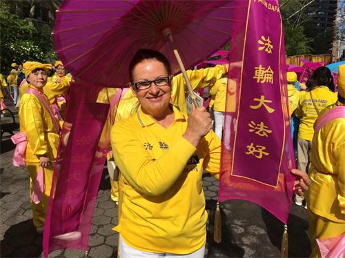 '图9:米勒娜在等待游行开始,高兴的展示花伞说:“我找到了我真正想要的。”'