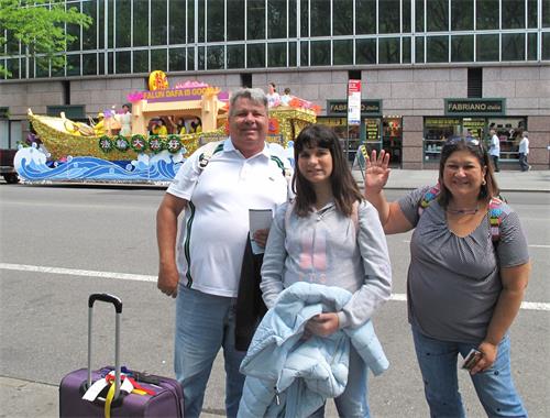 '图2:从委内瑞拉来纽约旅游的一家三口满怀喜悦观看法轮功大游行'