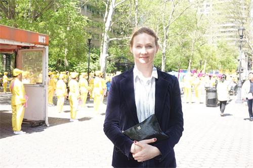 '图1:法国学员的艾莱娜(Helene)女士居住在法国巴黎在纽约集会上'