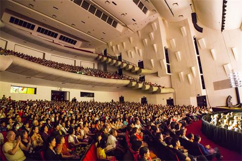 图1:二零一九年四月三十日晚间,神韵世界艺术团在台南文化中心进行来台巡演的最后一场演出,并在观众热烈的掌声中圆满落幕。