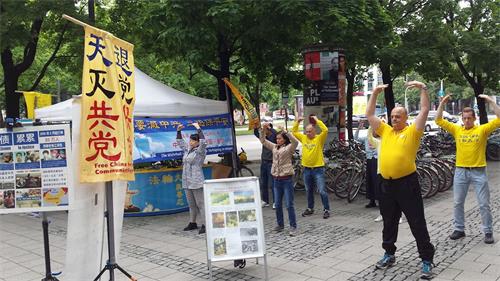 '图1:二零一九年五月二十五日,德国法轮功学员在慕尼黑伊萨门(Isartor)举办活动,传播法轮功讲真相。'