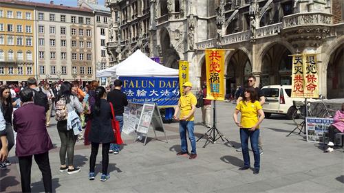 '图4:二零一九年五月十八日,德国法轮功学员在慕尼黑玛琳广场(Marienplatz)举办信息日活动,吸引了不少大陆民众的目光。'