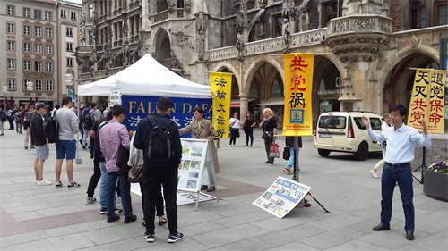 '图5:二零一九年五月十八日,德国法轮功学员在慕尼黑玛琳广场(Marienplatz)举办信息日活动,吸引了不少大陆民众的目光。'