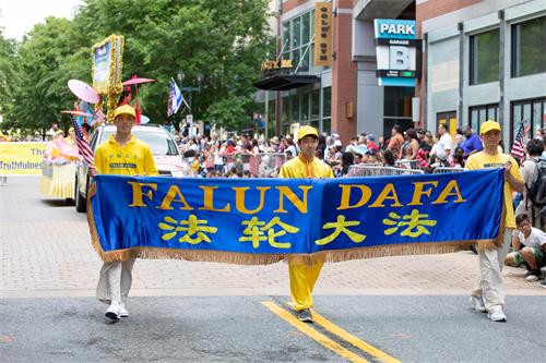 洛克维尔市第75届阵亡将士纪念日游行,法轮功学员的队伍经过洛克维尔市中心(Rockville Town Center)。