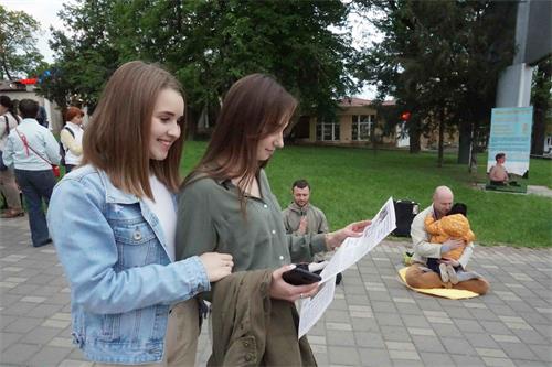 '图13~15:在从高加索地区的五山城(Pyatigorsk)向民众传播法轮功'