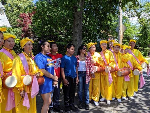 图7:一位西班牙女士领着女儿和一对双胞胎儿子来找法轮功学员学功。