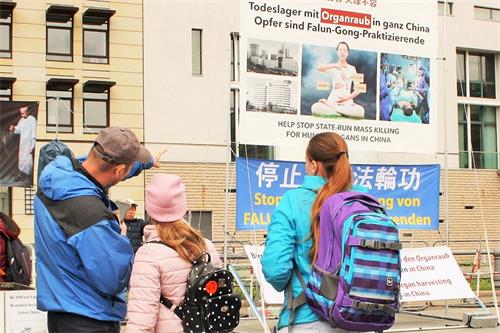 '图4:从远处就可以看到一个约五米高的真相横幅'
