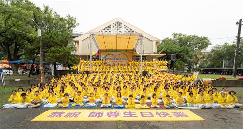 图1:2019年5月5日,在桥头糖厂提前庆祝“世界法轮大法日”,高雄部分法轮功学员合影恭祝师父生日快乐。