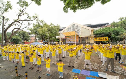 图3:2019年5月5日,在高雄桥头糖厂提前庆祝“世界法轮大法日”,从最小九岁至最大九十一岁的法轮功学员们,为游客展示祥和优美的五套功法。