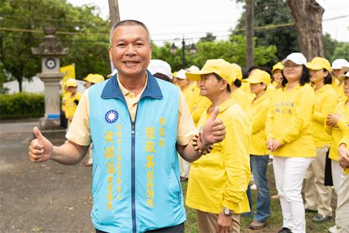 图10:高雄市市议会副议长秘书林清旗说:“法轮大法好!祝法轮功师父生日快乐。”