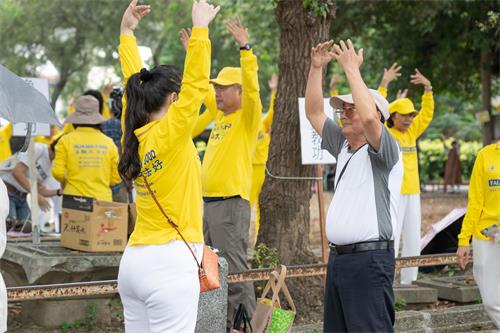 图12~13:2019年5月5日,在高雄桥头糖厂提前庆祝“世界法轮大法日”,很多游客现场学功。
