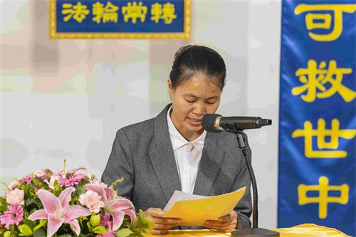 图3:香港学员梁金友谈到在中国大陆受到酷刑迫害,仍坚持修炼。
