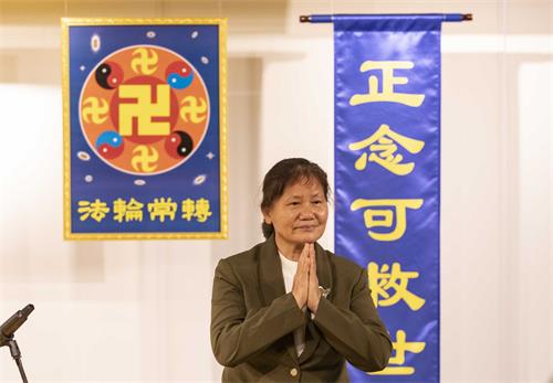 图4:香港学员诗女士十多年来风雨无间坚守真相点。