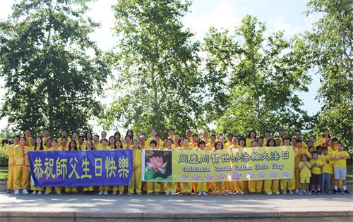 图1:休士顿法轮功学员恭祝法轮大法创始人李洪志师父生日快乐!