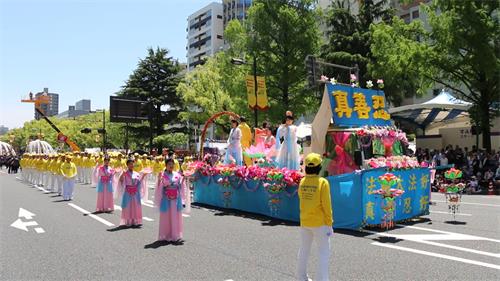 图1~7: 法轮功学员参加广岛鲜花节综合队列表演