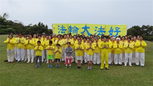 图1~2:学员们高声齐颂:“台湾屏东大法弟子恭祝师尊生日快乐!”