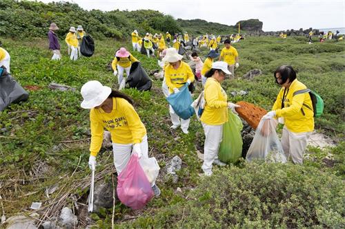 图7:法轮功学员发挥修炼人利己利他的精神,参与社会公益,发起净滩活动。