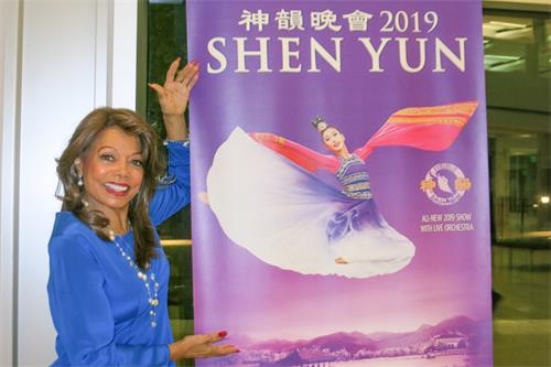 图8:二零一九年五月一日晚,美国传奇歌手、格莱美奖得主、知名影星弗洛伦斯·拉鲁(Florence LaRue)观赏了神韵国际艺术团在大洛杉矶地区北岭的演出,赞叹不已。