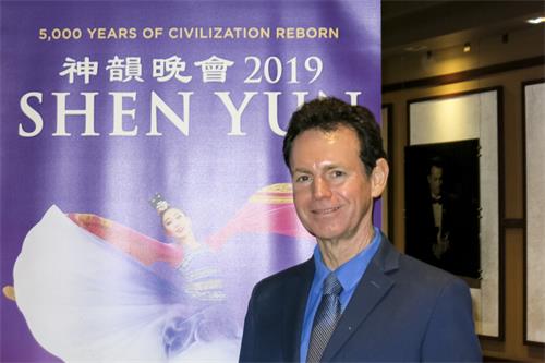 图9:著名钢琴家爱里克勒凡(Eric Le Van)观赏了神韵二零一九年五月三日在好莱坞杜比剧院的演出。