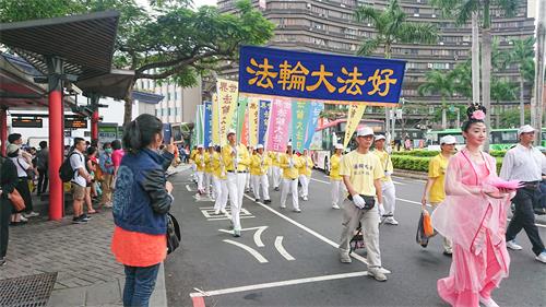 图4:路人拍照法轮功学员游行队伍。