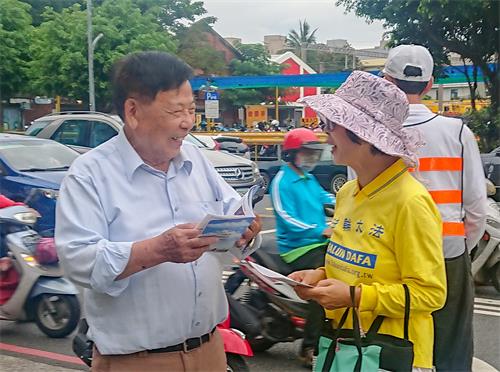 图5~6:向路人传递法轮大法的美好。