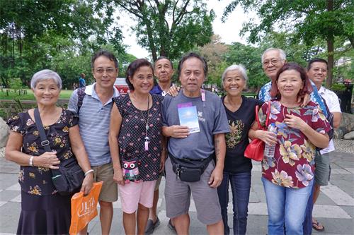 图7:来自大溪地的年长华裔很喜欢法轮功学员的游行。