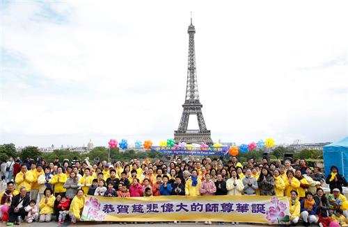 '图1:巴黎法轮功学员庆祝法轮大法日,感谢师父慈悲救度。'