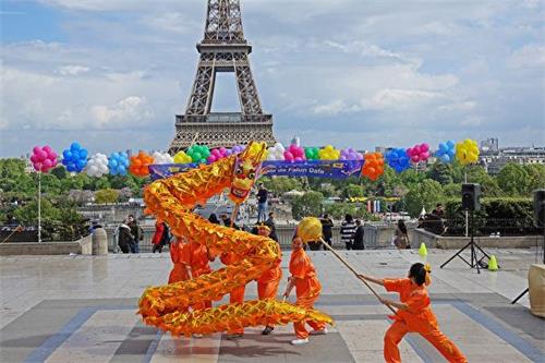 '图6:巴黎法轮功学员庆祝法轮大法日,表演龙舞'