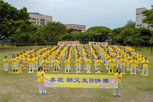 '图3:二零一九年五月五日,中坜部份法轮功学员聚集在光明公园,庆祝“世界法轮大法日”,恭祝师父生日快乐。'