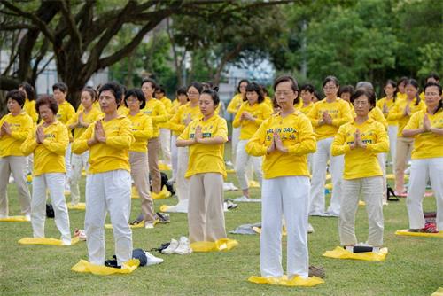 '图8:二零一九年五月五日,中坜部份法轮功学员聚集在光明公园集体炼功,庆祝“世界法轮大法日”。'