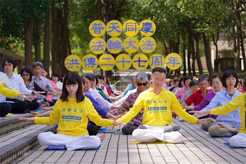 '图9:二零一九年五月五日,新竹部份法轮功学员聚集在交通大学浩然图书旁,集体炼功,庆祝“世界法轮大法日”。'