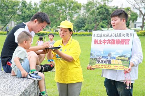 '图11~12:了解中共残酷迫害法轮功真相的民众签名连署,声援中国民众控告江泽民的刑事举报书。'