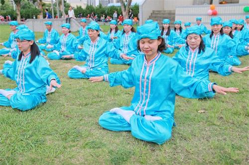 '图17:黄女士(前排右一)表示,因为修炼大法而扭转一生;能成为大法弟子是她今生最大的福份与荣耀。'