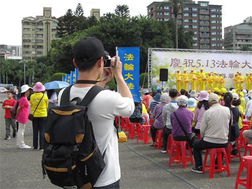 '图5~7:民众纷纷拍摄庆祝场景,一位游客边拍摄边赞叹,“好壮观!”许多大陆游客也驻足观看。'