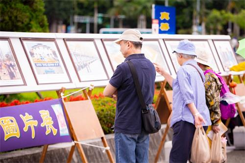 '图8~10:真相图片展吸引游客了解法轮大法洪传世界的盛况。'