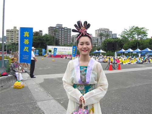 '图19:法轮功学员李映萱扮演仙女送莲花,打开讲真相的起点。'