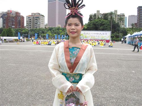'图20:法轮功学员许紫菱扮演仙女送莲花,打开讲真相的起点。'
