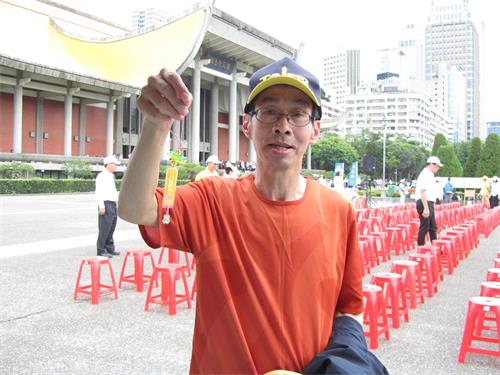 '图21:台北市民陈先生认为法轮功非常好。'