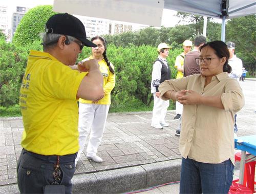 '图23:何女士(右)远从吉隆坡来台旅游,喜获良机学功法。'