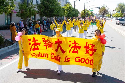 图1~2:法轮功学员参加樱桃节游行。