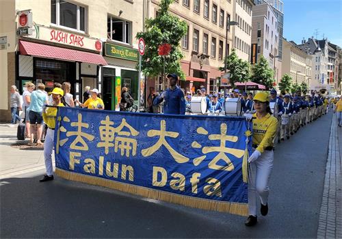图2-3:天国乐团经过法兰克福市中心