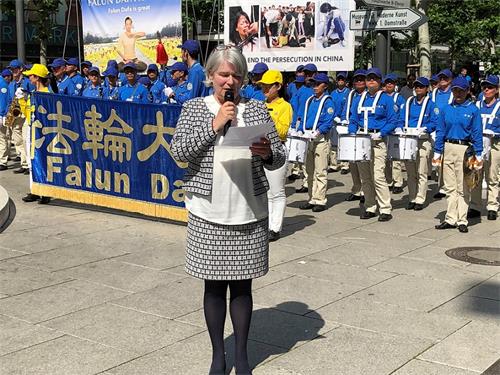 图9:一位法轮功学员朗读国会议员的公开信