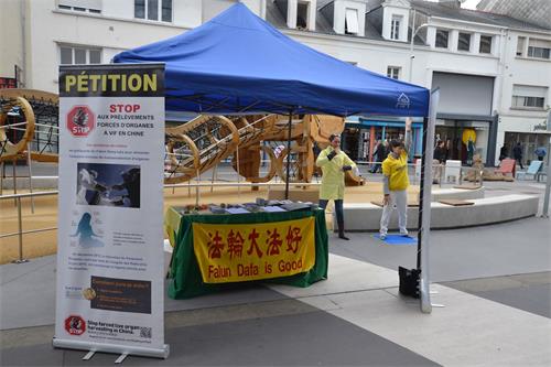 '图1:在人权广场上的法轮功真相展台演示五套功法DSC_3405'