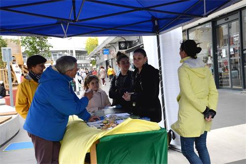 '图2:当地居民在询问有关炼功点和真相情况DSC_3408-1'