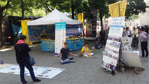 '图5:二零一九年六月八日,法轮功学员在德国慕尼黑伊萨门(Isartor)举办活动。中国大陆游客观看展板。'