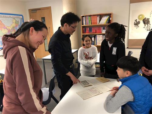 '图2:黄诗顺在给明慧学校学生上课'