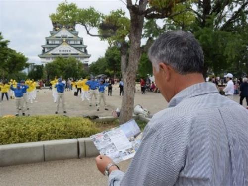 '图8:男士观光客:“今后会试着学炼法轮功”'