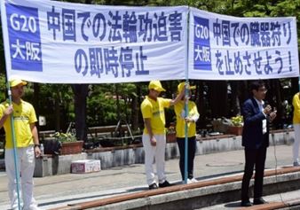 '图9:声援学员们的德永律师'